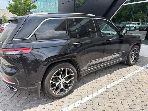 Diamond Black Crystal Pearlcoat 2023 Jeep Grand Cherokee Summit
