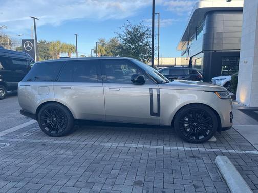 2025 Land Rover Range Rover P530 SE
