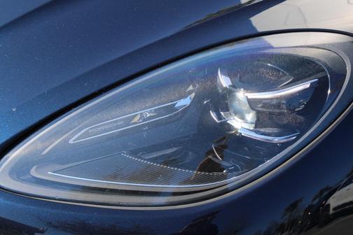 Night Blue Metallic 2022 Porsche Macan Macan