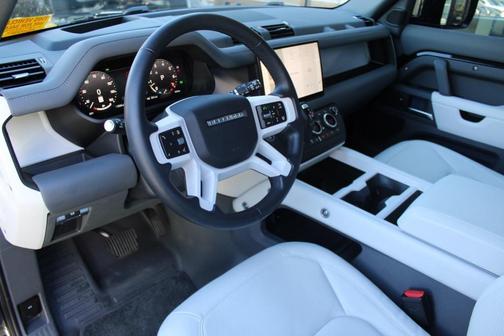 2025 Land Rover Defender 130 P400 X-Dynamic SE