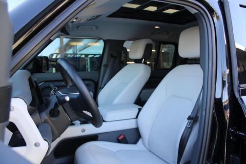 2025 Land Rover Defender 130 P400 X-Dynamic SE