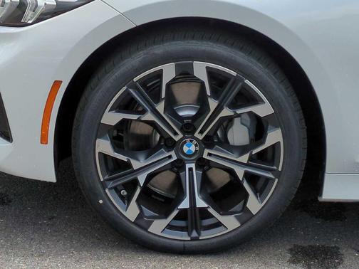 2025 BMW 330 i xDrive
