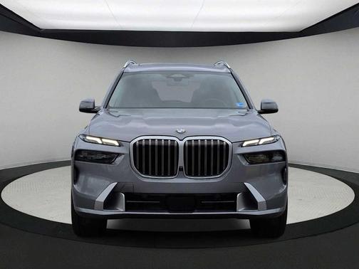 Gray Metallic 2026 BMW X7 xDrive40i
