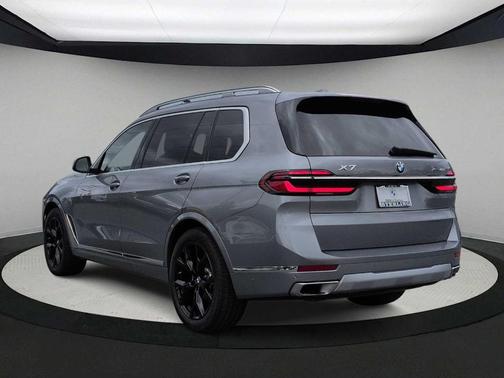 Gray Metallic 2026 BMW X7 xDrive40i