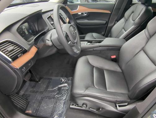 2022 Volvo XC90 T6 Momentum 7 Passenger