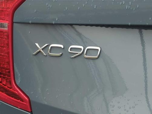 2022 Volvo XC90 T6 Momentum 7 Passenger