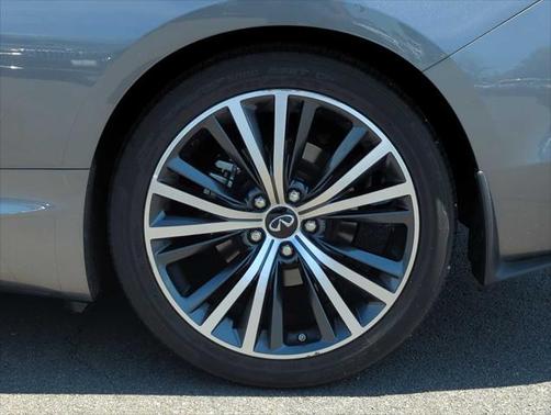 2022 INFINITI Q60 LUXE