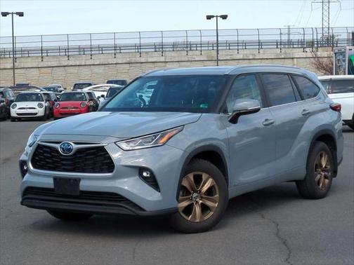 2023 Toyota Highlander Hybrid Bronze Edition