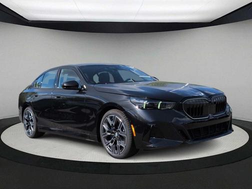 Black 2027 BMW 530 i