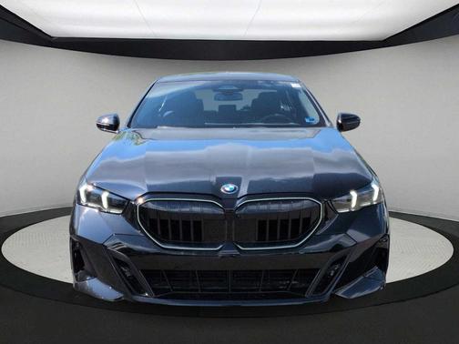 Black 2027 BMW 530 i