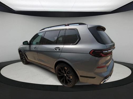 2025 BMW X7 M60i