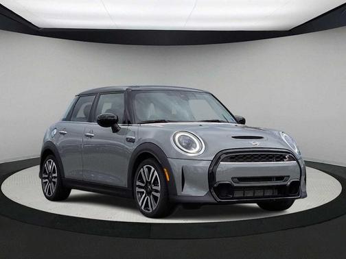 Moonwalk Gray Metallic 2023 MINI Hardtop Cooper S