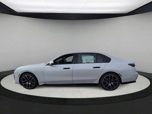 2026 BMW 750e xDrive