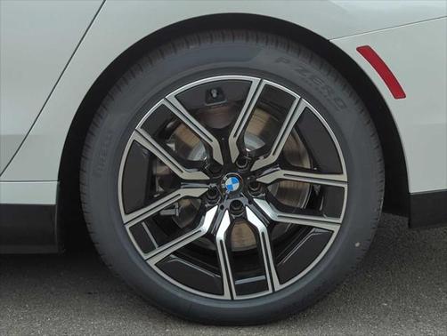 2025 BMW 750e xDrive