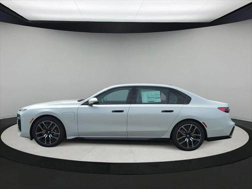 2025 BMW 750e xDrive
