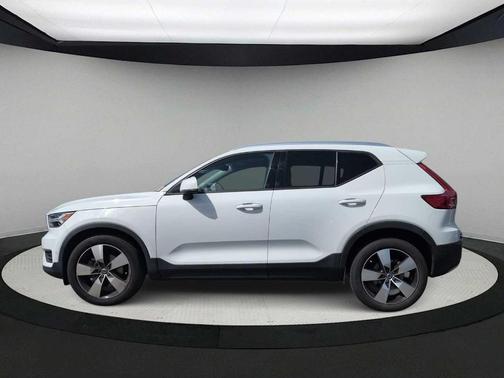 White 2019 Volvo XC40 T5 Momentum