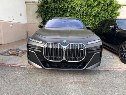 Deep Gray 2024 BMW i7 M70