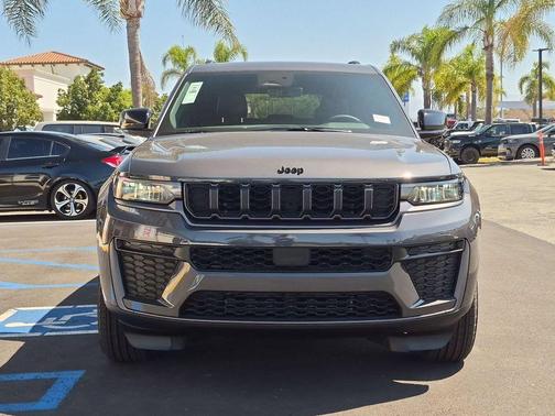 Metallic 2026 Jeep Grand Cherokee Laredo