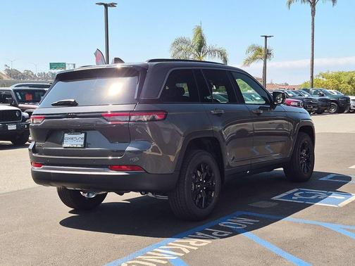Metallic 2026 Jeep Grand Cherokee Laredo