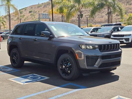 Metallic 2026 Jeep Grand Cherokee Laredo