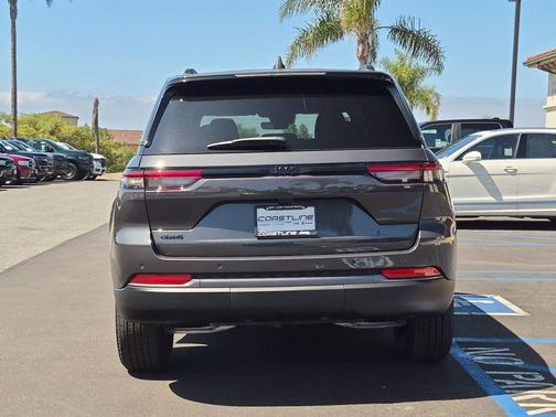 Metallic 2026 Jeep Grand Cherokee Laredo