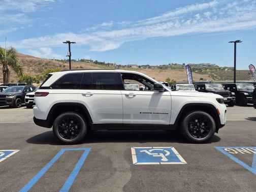 Bright White Clearcoat 2026 Jeep Grand Cherokee Laredo