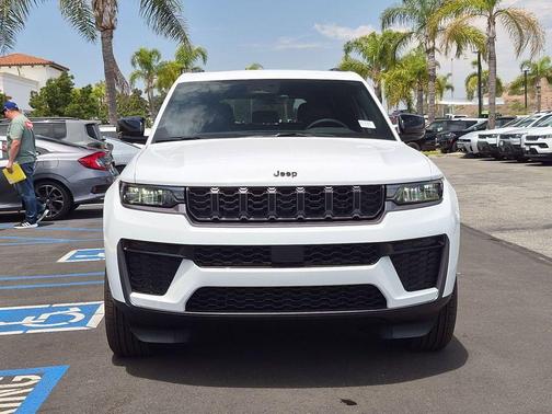 Bright White Clearcoat 2026 Jeep Grand Cherokee Laredo