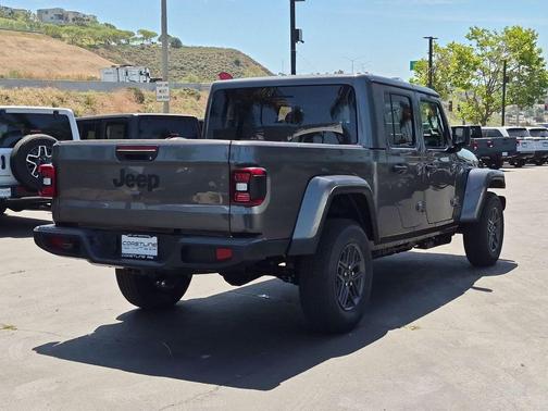 Granite Crystal Clearcoat Metallic 2026 Jeep Gladiator Sport