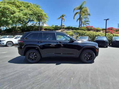 Diamond Black 2026 Jeep Grand Cherokee Laredo