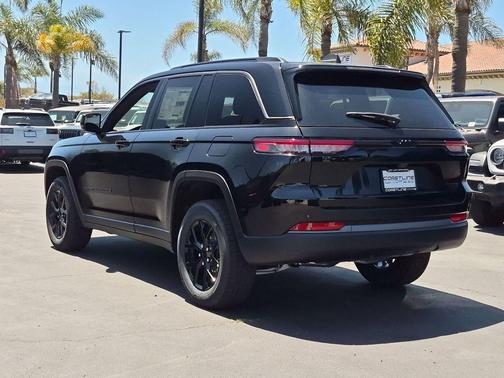 Diamond Black 2026 Jeep Grand Cherokee Laredo