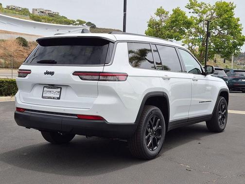 Bright White Clearcoat 2026 Jeep Grand Cherokee L Laredo