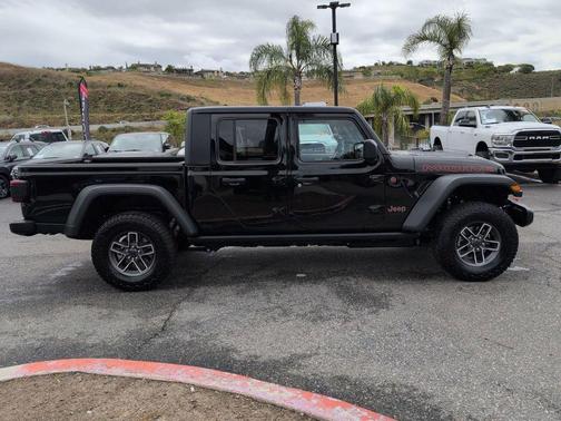 Black Clearcoat 2026 Jeep Gladiator Mojave