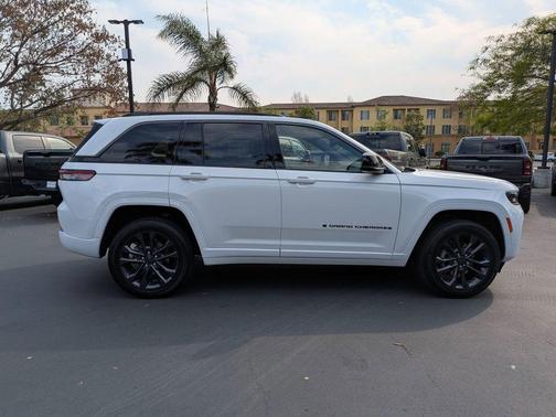 Bright White Clearcoat 2026 Jeep Grand Cherokee Limited