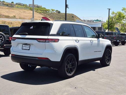 Bright White Clearcoat 2026 Jeep Grand Cherokee Laredo