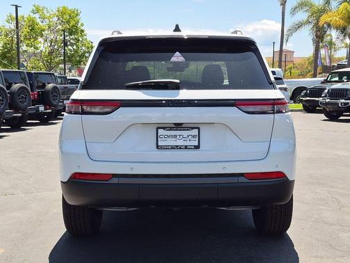 Bright White Clearcoat 2026 Jeep Grand Cherokee Laredo