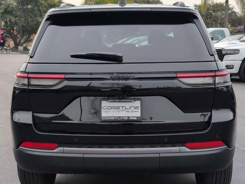 Diamond Black 2026 Jeep Grand Cherokee Laredo