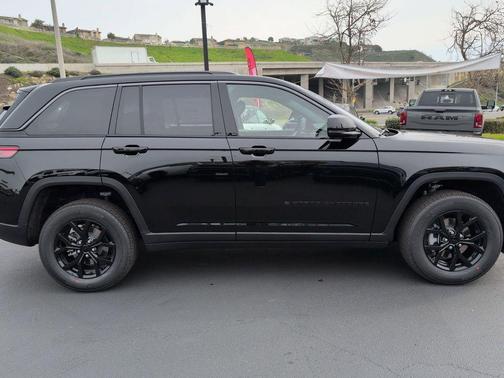 Diamond Black 2026 Jeep Grand Cherokee Laredo
