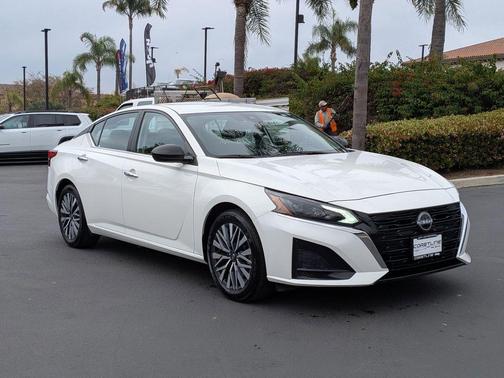 Glacier White 2025 Nissan Altima SV