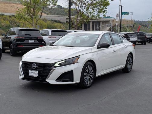 Glacier White 2025 Nissan Altima SV