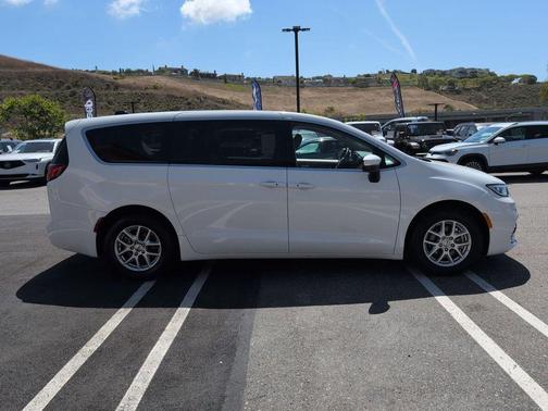 Bright White Clearcoat 2023 Chrysler Pacifica Touring-L