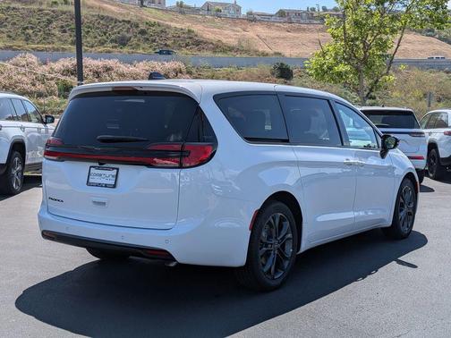 Bright White Clearcoat 2026 Chrysler Pacifica Select