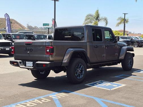 Granite Crystal Clearcoat Metallic 2026 Jeep Gladiator 85th Anniversary Edition