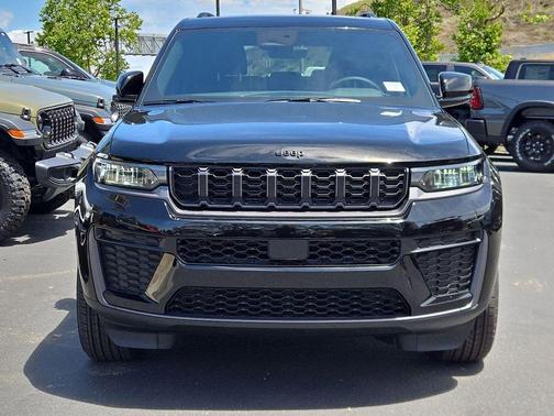 Diamond Black 2026 Jeep Grand Cherokee Laredo