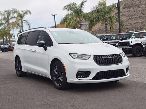 Bright White Clearcoat 2026 Chrysler Pacifica Select
