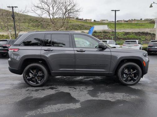 Metallic 2026 Jeep Grand Cherokee Limited