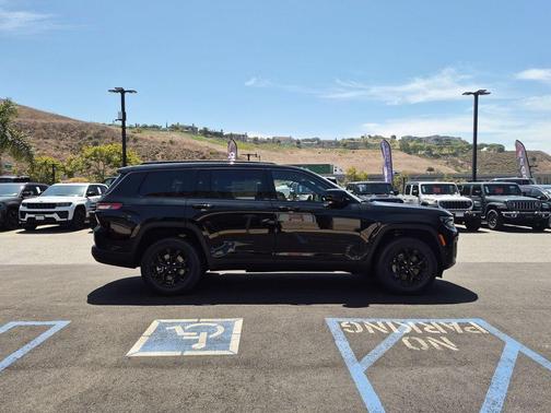 Diamond Black 2026 Jeep Grand Cherokee L Laredo
