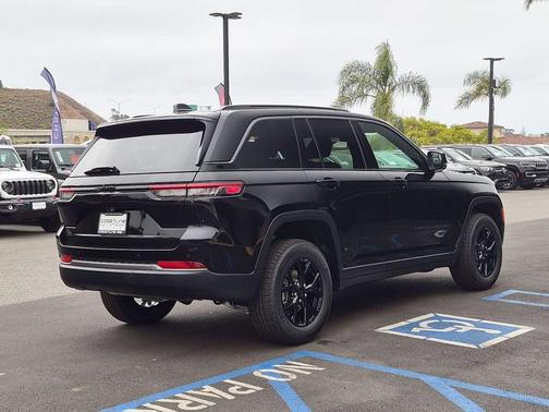 Diamond Black 2026 Jeep Grand Cherokee Laredo
