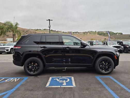 Diamond Black 2026 Jeep Grand Cherokee Laredo