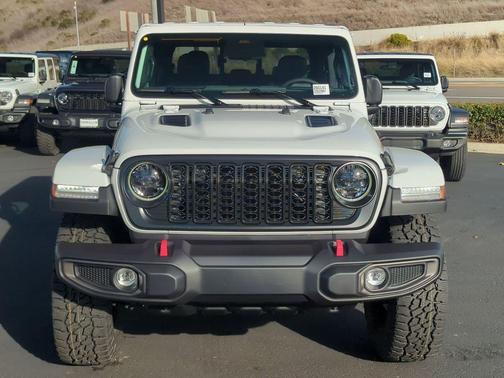 Bright White Clearcoat 2026 Jeep Gladiator Rubicon