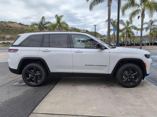 Bright White Clearcoat 2026 Jeep Grand Cherokee Limited
